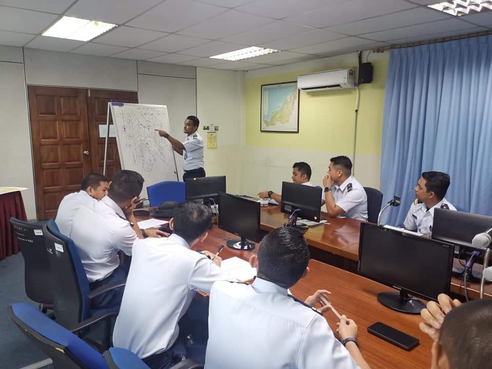 ZBintulu's tweet photo. 29 Januari 2020
Kelas Navigasi Bil. 1/2020 (Harbour Plan) Yang Dilakukan Di Pejabat Zon Maritim Bintulu.
@PMN_Sarawak 
@KPMaritimMsia 
@MYCoastGuard 
@KDNPUTRAJAYA https://t.co/IBZu3idPBt