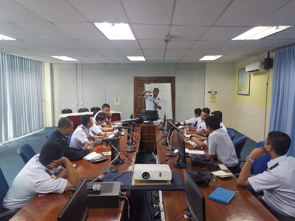 ZBintulu's tweet photo. 29 Januari 2020
Kelas Navigasi Bil. 1/2020 (Harbour Plan) Yang Dilakukan Di Pejabat Zon Maritim Bintulu.
@PMN_Sarawak 
@KPMaritimMsia 
@MYCoastGuard 
@KDNPUTRAJAYA https://t.co/IBZu3idPBt