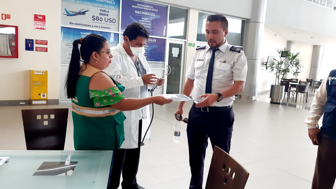 Salud_Ec's tweet photo. #SantaRosa | Personal del #Distrito07d06 coordina acciones con representantes del Aeropuerto Binacional del cantón Santa Rosa para educar y prevenir al respecto del #coronavirus, además se entregó material informativo #PrevencionEsSalud https://t.co/WGoqJ12ifq