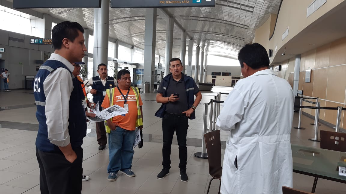 Salud_Ec's tweet photo. #SantaRosa | Personal del #Distrito07d06 coordina acciones con representantes del Aeropuerto Binacional del cantón Santa Rosa para educar y prevenir al respecto del #coronavirus, además se entregó material informativo #PrevencionEsSalud https://t.co/WGoqJ12ifq