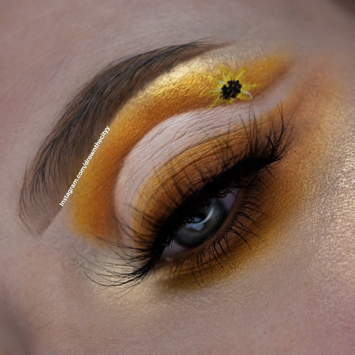drxwnthecityy's tweet image. Sunflower inspired! Used @juviasplace #ZuluPalette, @ABHcosmetics eye primer, @mehronmakeup paradise paint, and @BenefitBeauty #RollerLash mascara! 🌻