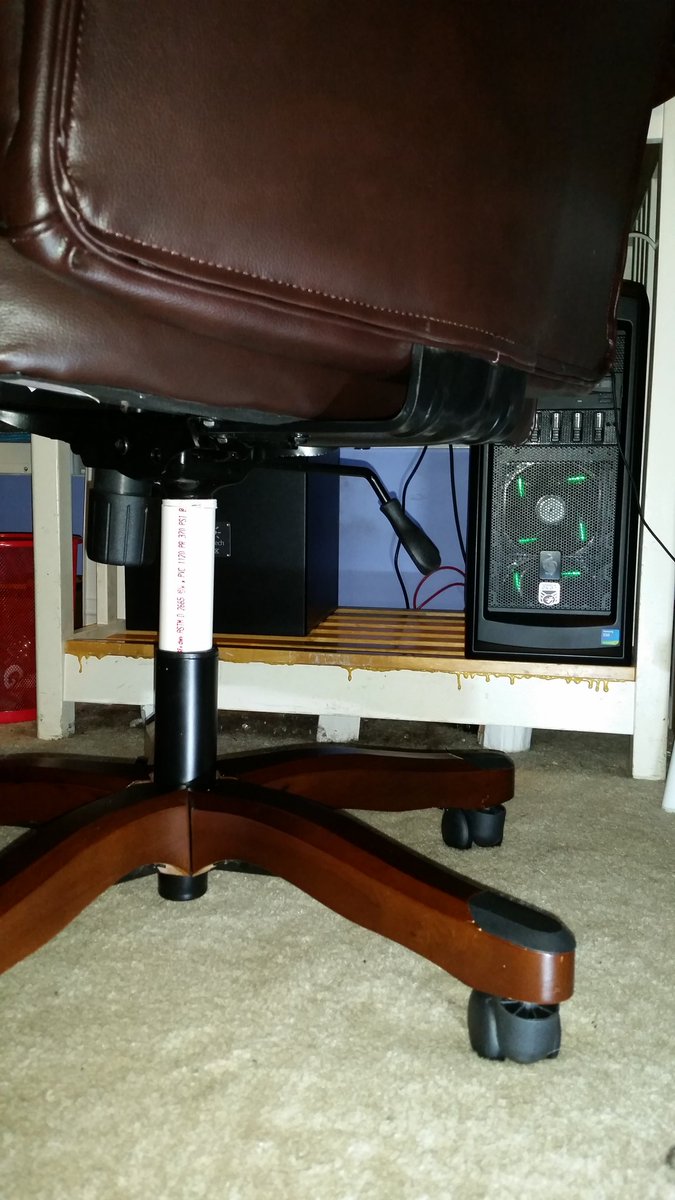 SnowmanTsm's tweet image. When your chair is getting old, you gotta support it #pipeit