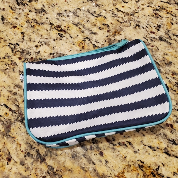cassiesuxx's tweet photo. So good I had to share! Check out all the items I'm loving on @Poshmarkapp #poshmark #fashion #style #shopmycloset #laundrybyshellisegal #rosetti #thirtyone: https://t.co/rqaA6oB3jt https://t.co/lfw8ur6AR0