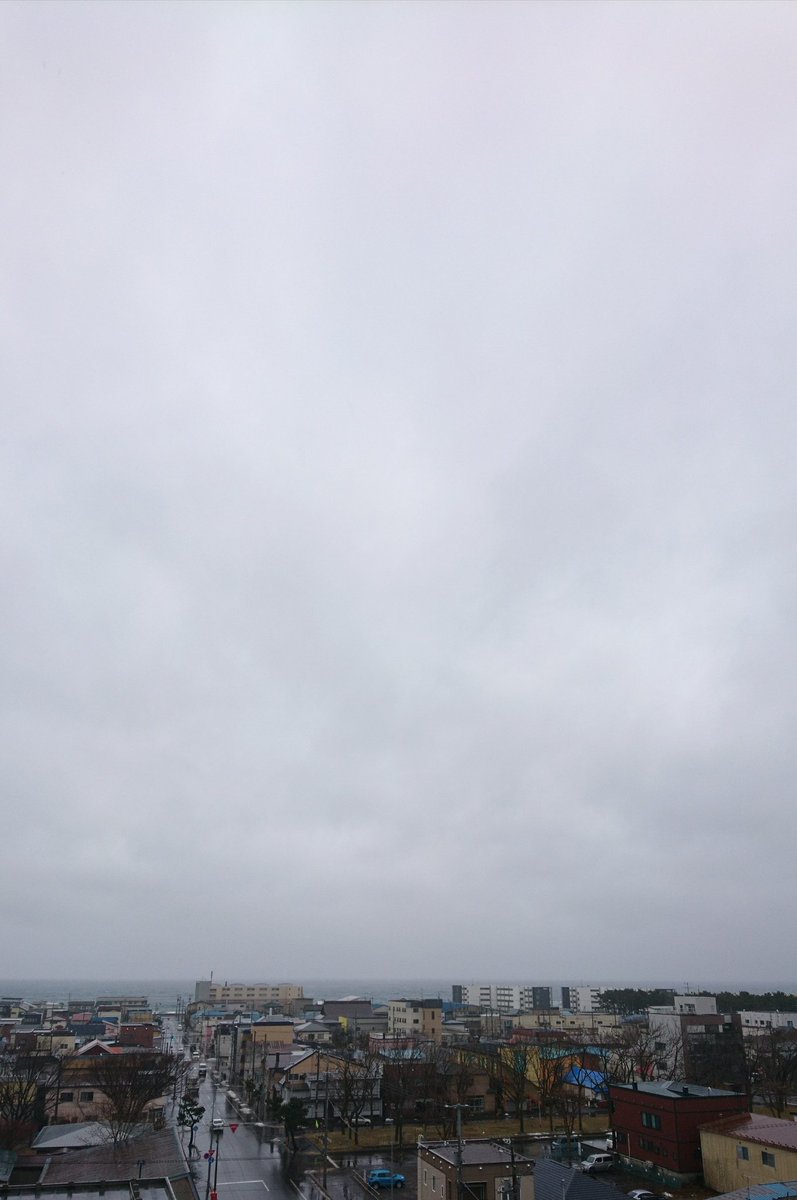 chocolatstaff's tweet photo. 1月29日AM10:30 雨 最高気温5℃

今日も強風の影響で函館山ロープウェイは運転を一時、見合わせています。
午後には雨脚がさらに強くなりそうです❗
こんな日は函館駅前のキラリス函館内〝みらい館〟で楽しみましょう❗

#ホテルショコラ函館
#函館
#写真
#ハコフォト
#山
#海
#空
#雲
#キラリス函館 https://t.co/9HglgmfidI