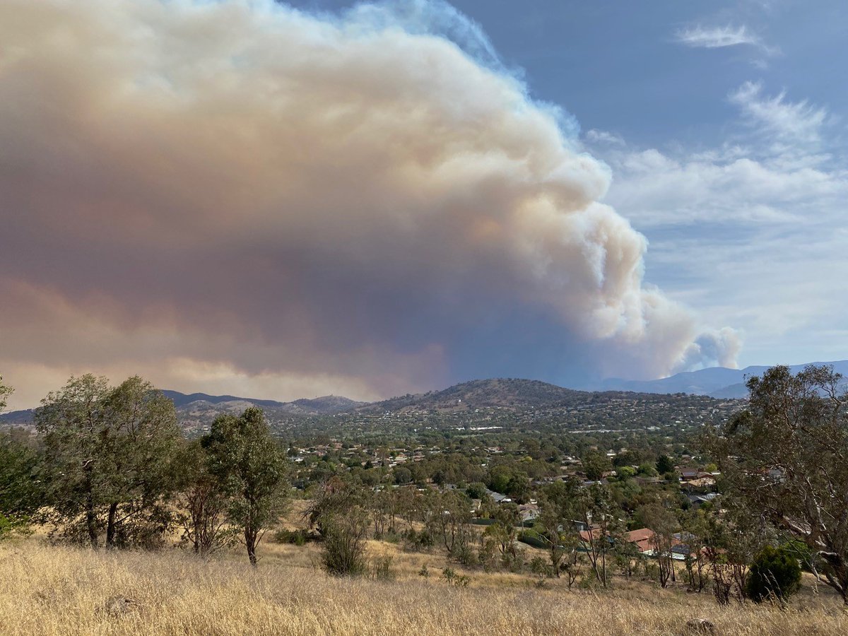 ACT_ESA's tweet photo. CBR, we know the fire makes for some insta-worthy content. Stopping on the side of the road creates an unnecessary risk to public safety.
Please do not clog our roads to take your own pictures.
Use these.
#StopDisasterTourism
📸Gary Hooker, ACTRFS https://t.co/vU7lboVwnq