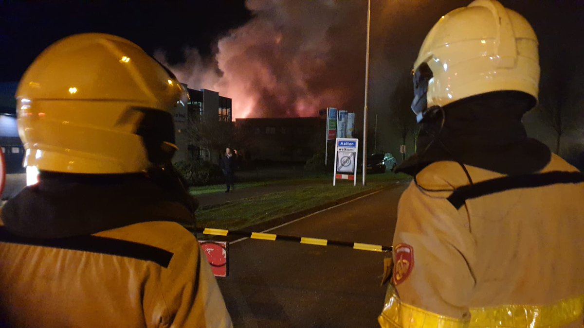 VIDEO | Zeer grote uitslaande brand in bedrijfspand van interieurbouwer in Aalten.