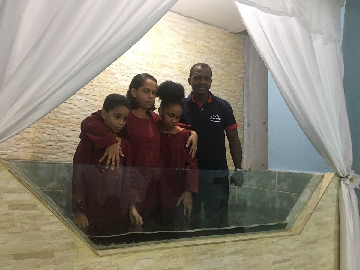 HelvioGroeschel's tweet photo. Hoje foi bênção no distrito de São Lourenço! O pastor Alberto e sua equipe de Calebes, sempre focados! Penedo 2 viu nascer para o Reino de Deus 5 preciosas vidas!!!
#PrimeiroDeus #Calebe2020 https://t.co/LaCkQruPlJ
