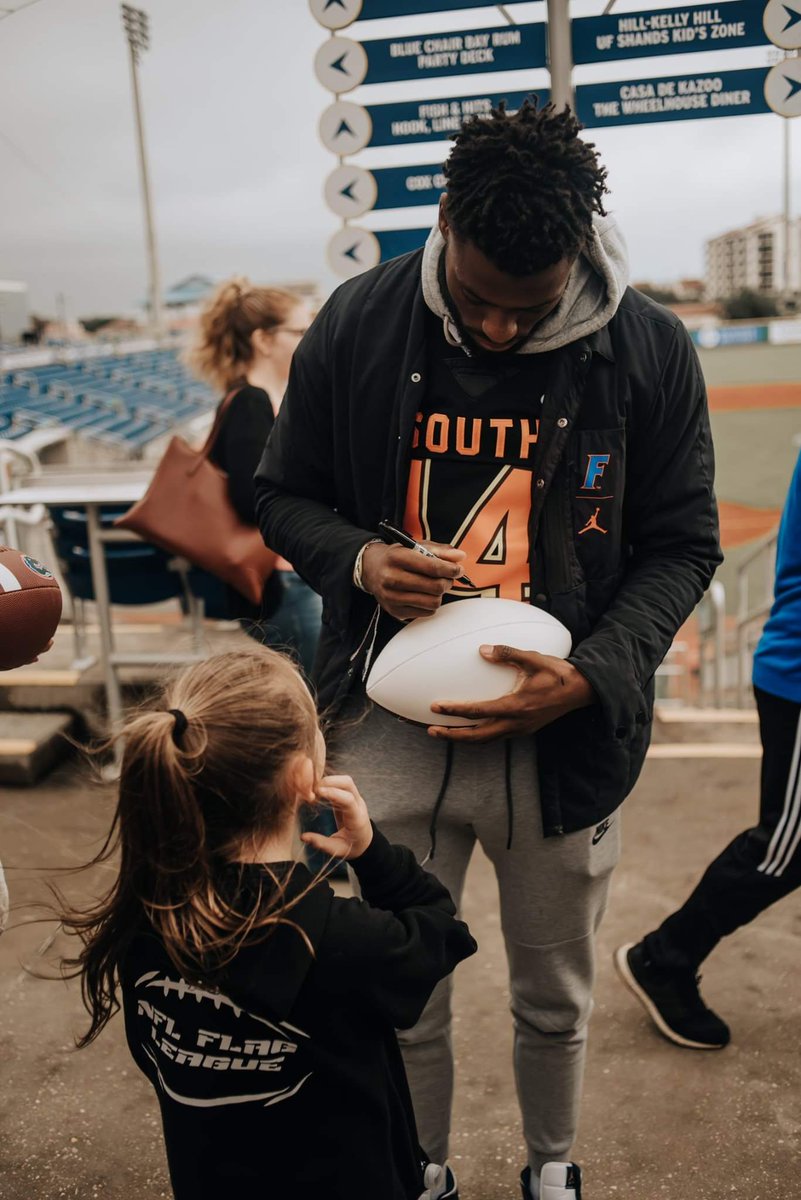 RPeck51's tweet photo. Kinnlee loved meeting everyone but @GatorsFB is still where her heart is! Thank you @VanJefferson12 for taking the time. #SeniorBowl2020 #GaGators https://t.co/USPzJEmdSY