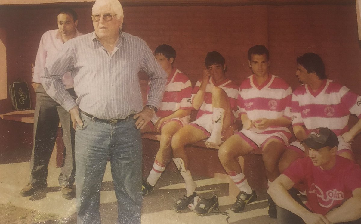 AscensoRetro's tweet photo. Juan Manuel Guerra en el banco como DT de #Moron. 👉🏻¿Que clubes, ademas del gallo, te acordas que dirigió? https://t.co/szmOTeUjrq