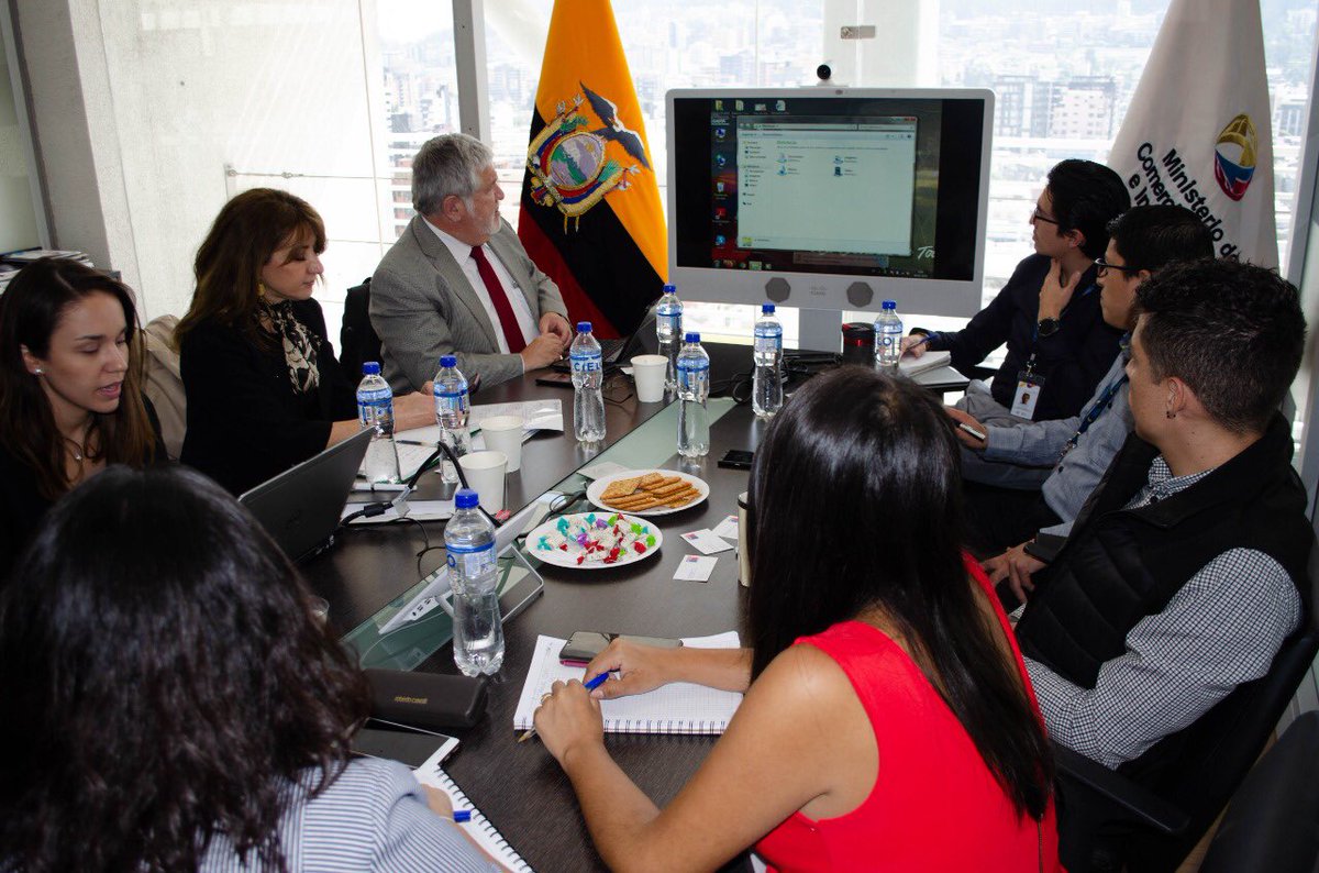 Produccion_Ecu's tweet photo. El grupo de trabajo de cadenas regionales y globales de valor Ecuador🇪🇨 - Chile🇨🇱 se reunió en Quito, para continuar con la identificación de potenciales encadenamientos productivos con destino a países asiáticos. 

#CadenasGlobalesDeValor #DecididosaCrecer https://t.co/wwoAggeiCK