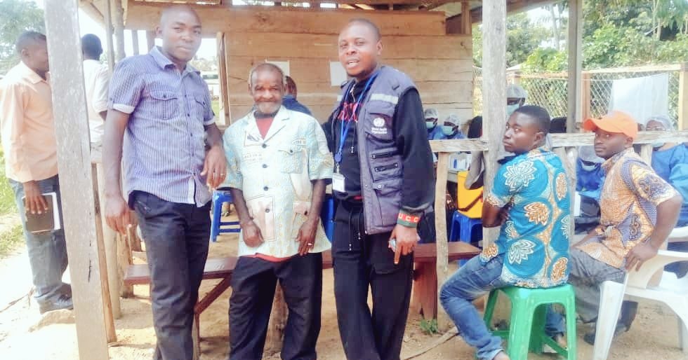 barryrodB's tweet photo. Lukaya, #Mandima Health zone. Sensitization session for 125 Bambute community members. They're invited at the ring #Vaccination (photo1). Group photo with Bambute community leader. @BarakaHumudi @WHO #RCCE is on his left (photo2). #StopEbolaDRC #VaccinesWork. https://t.co/fOMtXymFFA