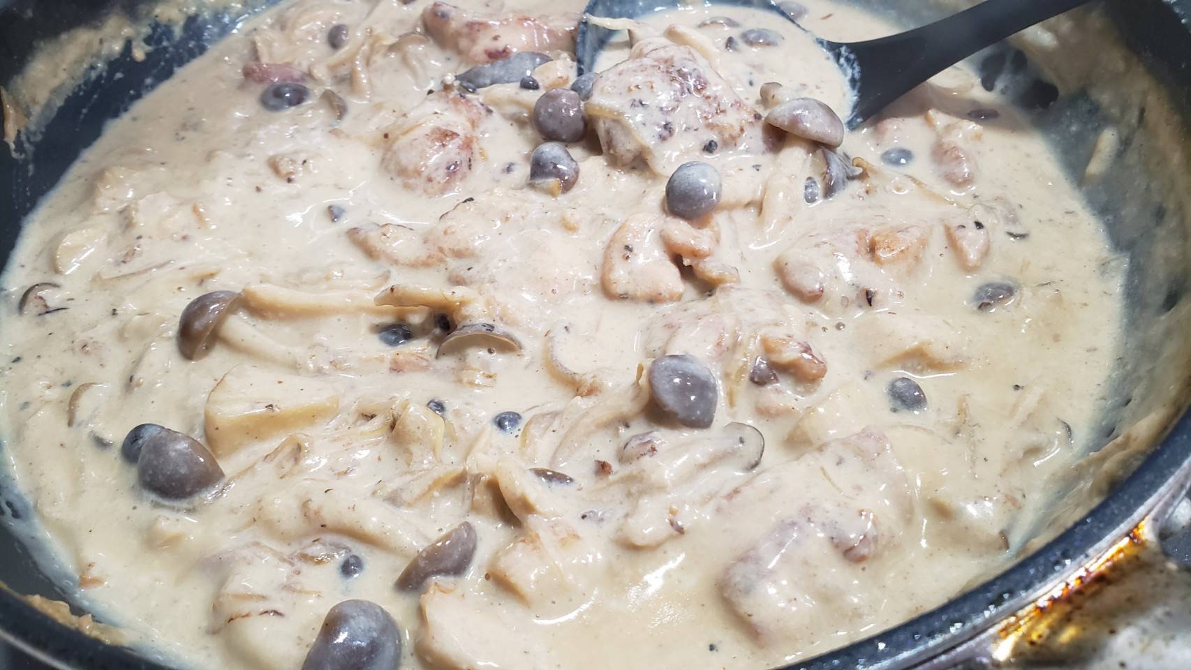 リュウジ 料理のおにいさんバズレシピ むしろルーで作るより簡単 ルーを使わずに豆乳のとろみで作る お手軽で低糖質な極上の シチュー 豆乳きのこシチュー 鶏肉300gに塩胡椒 薄力粉大1半をはたき バターgで炒め 玉葱1