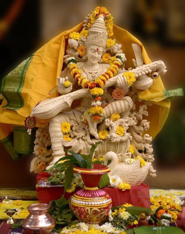 VijayaM45415494's tweet photo. సరస్వతీ నమస్తుబ్యం వరదే కామరూపిణీ!
విద్యారంభం కరిష్యామి సిద్ధిర్బవతు..
మే సదా!

విద్యా,బుద్ధి,జ్ఞానం,వాక్కు,మేథస్సు
సంగీతం,సాహిత్యం,ప్రతిభ,బోధన శక్తి, సందేహ నివృత్తి,అన్నీ!! ఆ.. సరస్వతీ దేవి స్వరూపాలే... మిత్రులందరికీ 
#వసంతపంచమి #శ్రీపంచమి 
#VasantPanchami
శుభాకాంక్షలు..🙏 https://t.co/UtVtxpnjT0