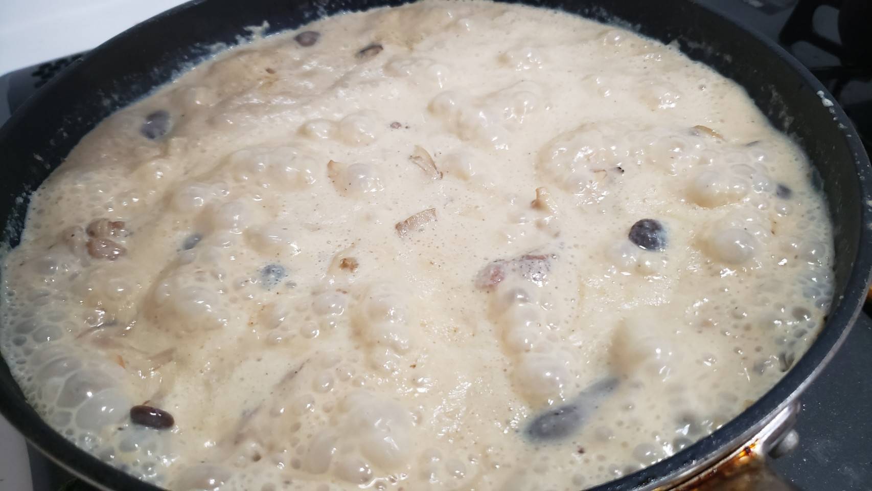 リュウジ 料理のおにいさんバズレシピ むしろルーで作るより簡単 ルーを使わずに豆乳のとろみで作る お手軽で低糖質な極上の シチュー 豆乳きのこシチュー 鶏肉300gに塩胡椒 薄力粉大1半をはたき バターgで炒め 玉葱1 2個も炒める 好きなきのこ