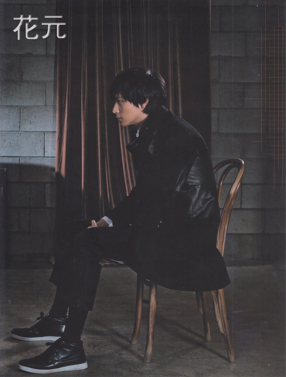 의형제때 송강호배우랑 찍은 스크린 화보 좋아한다 표지는 별로였는데 내부 사진은 다 예뻤음 무비위크는 반대로 케이프 입고 웃으면서 찍은...