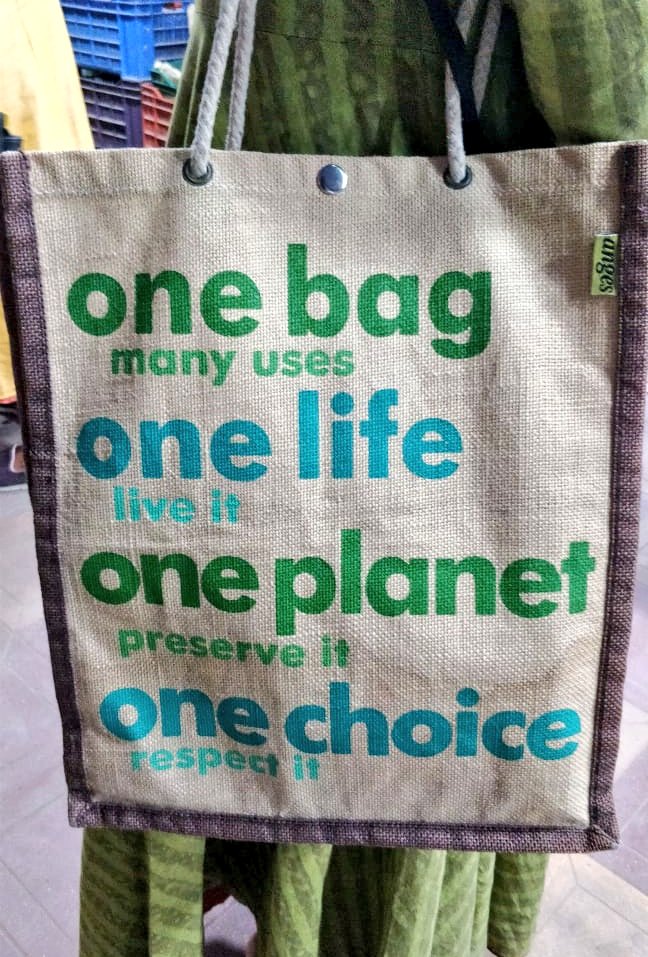 We spotted this bag with an amazing message - too bad we couldn't add it into our video on the right kind of bag to use. This is one of the best!

#CarryYourOwnBag
#ReduceWaste
#ReduceSingleUse