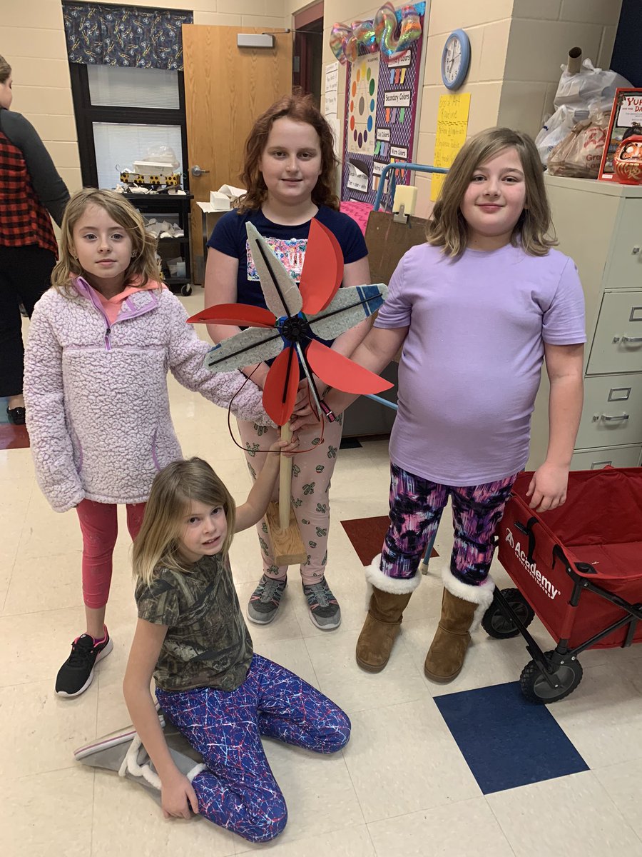 4AHeusner's tweet photo. Just a few of our wind turbines we created to make renewable energy! The kids had a blast!!@HeusnerPride @HeusnerReading #STEM #STEMeducation #energy #renewableenergy #Engineering https://t.co/ts2k1KaXnF