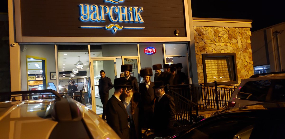 AlexRapaport's tweet photo. Tuesday 1/28: The Rebbe of #Viznitz-#Montreal visited the newly renovated #Yapchik in #Lakewood #NewJersey for the Fischman-Rapaport #ShevaBrachos

#MazelTov #KosherFood #Kosher cc @LakewoodScoop @LakewoodNewsNet https://t.co/pskiqWb3IG