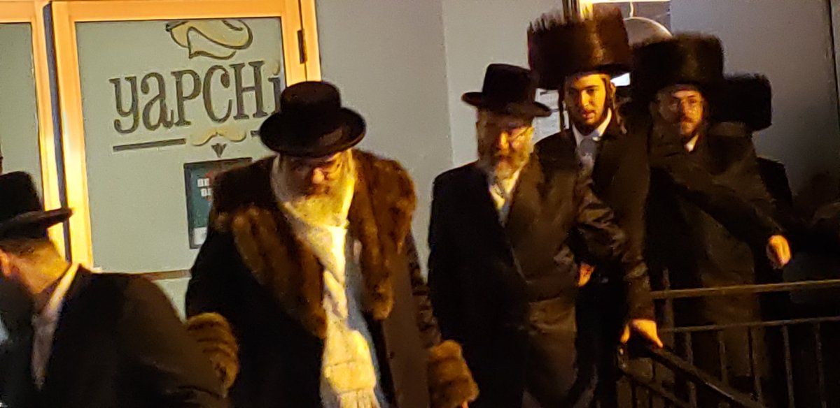 AlexRapaport's tweet photo. Tuesday 1/28: The Rebbe of #Viznitz-#Montreal visited the newly renovated #Yapchik in #Lakewood #NewJersey for the Fischman-Rapaport #ShevaBrachos

#MazelTov #KosherFood #Kosher cc @LakewoodScoop @LakewoodNewsNet https://t.co/pskiqWb3IG
