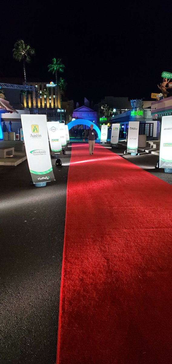 turfmonkeyboy's tweet photo. #Turfparty thanks @sean_shoffit @JohnDeere for the invite. Sometimes i am overwhelmed by how great this industry really is. Tonight is definitely one of those evenings. Great party great fun. #GIS2020 https://t.co/ZxU4FUziKV