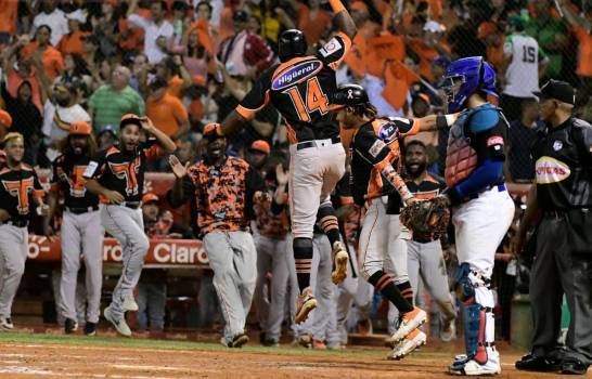 LigaDomcom's tweet photo. ¡Toros campeones! Terminan una temporada de ensueño #Portada #LIDOM #Resultados #LigaDomcom https://t.co/LB0iMzyFyc https://t.co/Hi86dFldvR