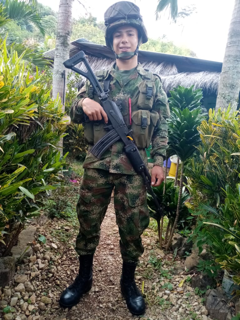 MarmolYovani's tweet photo. Soldado no es el que porta un arma.
Soldado es el que lucha hasta el final hasta obtener mutuas victorias https://t.co/l7l3nxNY3q