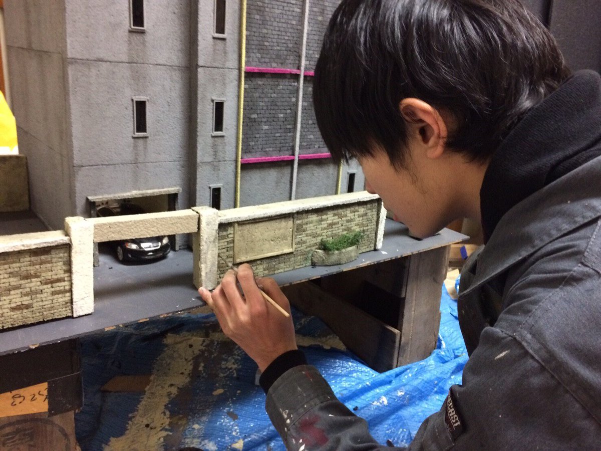giantvsmonster's tweet photo. 破壊された際の断面の映り込みを考慮し、内側には階層が作られています。
外壁にはK氏によって、シャーペンでパネルラインや細かいレンガ状のディテールが彫られました。
その後、塗装・汚し、看板や排気口などのディテールが加えられ、「HOTEL UNITE」は完成しました。

#ビビッドの思い出 https://t.co/xesWWhkiEN