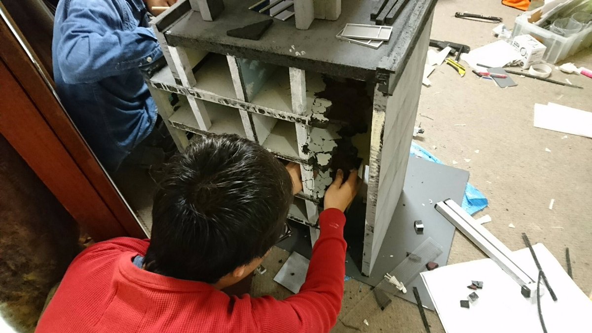 giantvsmonster's tweet photo. 破壊された際の断面の映り込みを考慮し、内側には階層が作られています。
外壁にはK氏によって、シャーペンでパネルラインや細かいレンガ状のディテールが彫られました。
その後、塗装・汚し、看板や排気口などのディテールが加えられ、「HOTEL UNITE」は完成しました。

#ビビッドの思い出 https://t.co/xesWWhkiEN