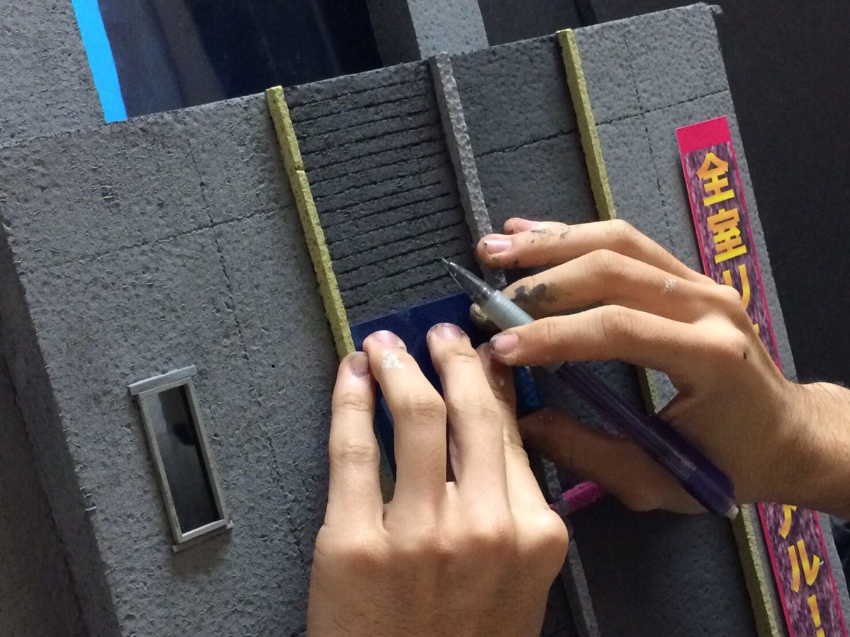 giantvsmonster's tweet photo. 破壊された際の断面の映り込みを考慮し、内側には階層が作られています。
外壁にはK氏によって、シャーペンでパネルラインや細かいレンガ状のディテールが彫られました。
その後、塗装・汚し、看板や排気口などのディテールが加えられ、「HOTEL UNITE」は完成しました。

#ビビッドの思い出 https://t.co/xesWWhkiEN