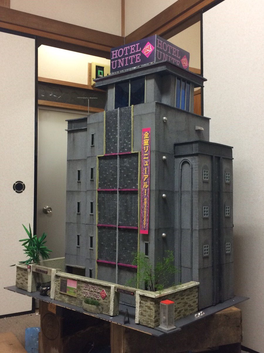 giantvsmonster's tweet photo. 破壊された際の断面の映り込みを考慮し、内側には階層が作られています。
外壁にはK氏によって、シャーペンでパネルラインや細かいレンガ状のディテールが彫られました。
その後、塗装・汚し、看板や排気口などのディテールが加えられ、「HOTEL UNITE」は完成しました。

#ビビッドの思い出 https://t.co/xesWWhkiEN