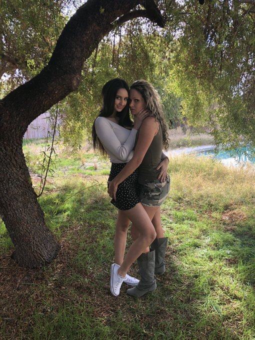 I had fun with both these ladies today! https://t.co/wwWNc74Vt9