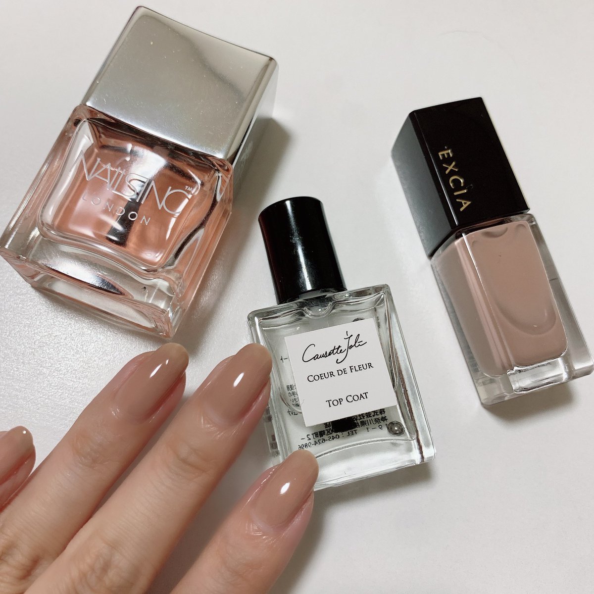 くろねこ 今愛用しているトップコートはネイルズインクの45セカンドトップコートとコゼットジョリのものです ネイルズインクが残り少なくなって粘度が出てきたので今回はコゼットジョリを まさかのお風呂入る前に塗ったのに髪を洗っても寄れることはなく
