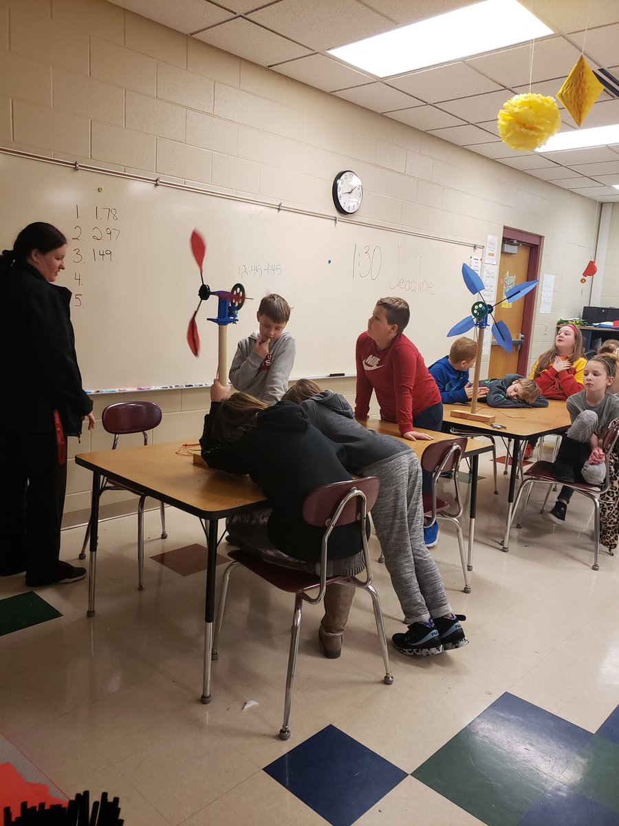 Heusner4L's tweet photo. We loved having the Cosmosphere come and teach us more about renewable energy! We even got to build wind turbines! @HeusnerPride https://t.co/0YwlgMV05v