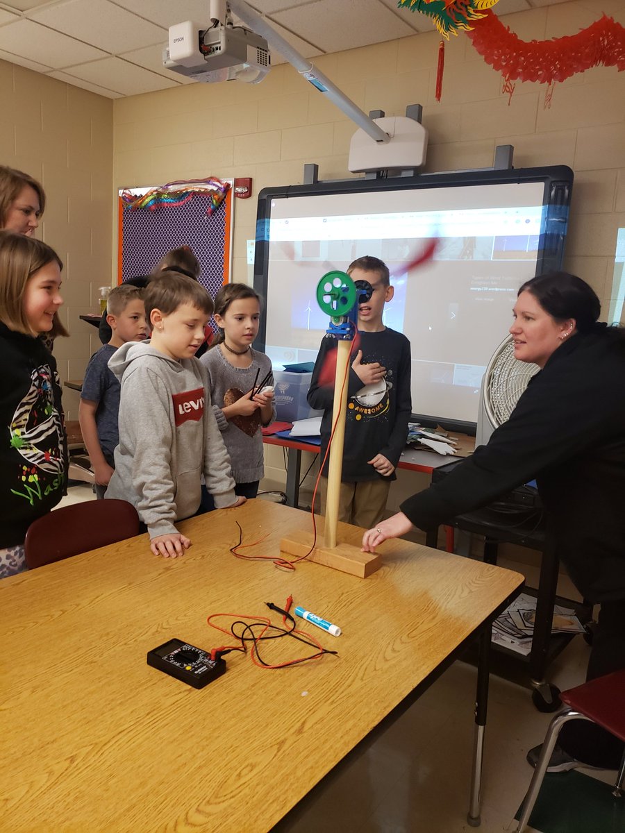 Heusner4L's tweet photo. We loved having the Cosmosphere come and teach us more about renewable energy! We even got to build wind turbines! @HeusnerPride https://t.co/0YwlgMV05v