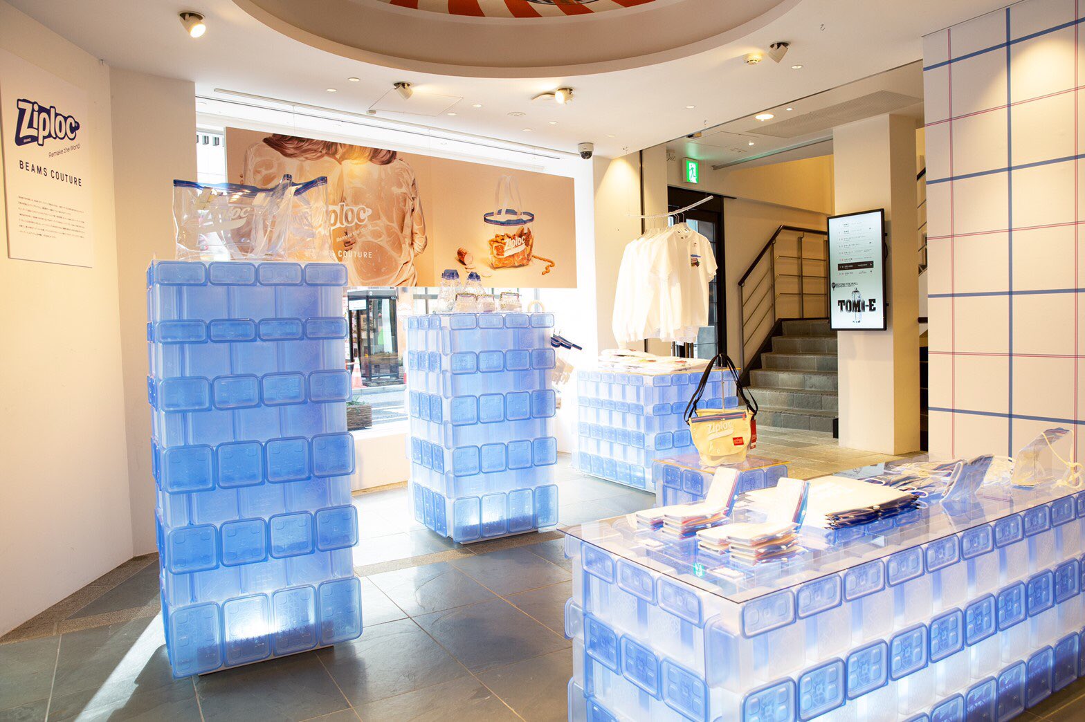 神田 恵介 ディレクションさせてもらった Ziploc Beams Couture が 全国のビームス各店舗で販売 開始です 新宿のビームスジャパン一階は まるでジップロックのテーマパークみたいに コンテナをパッチワークした什器 ブルーとピンクのファスナーを