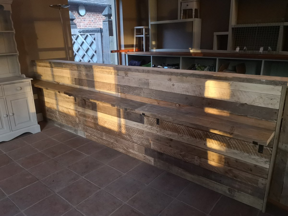 SlumberingHound's tweet image. The counter has been built and I had so much fun with the electric sander. If this all goes to pot, I may take a new career as a Chippys mate! But Lee, the fab carpenter, said they don't have any mates. 🤣

#shoplocal #RenovationRocks #RecycleAndReuse #dogs