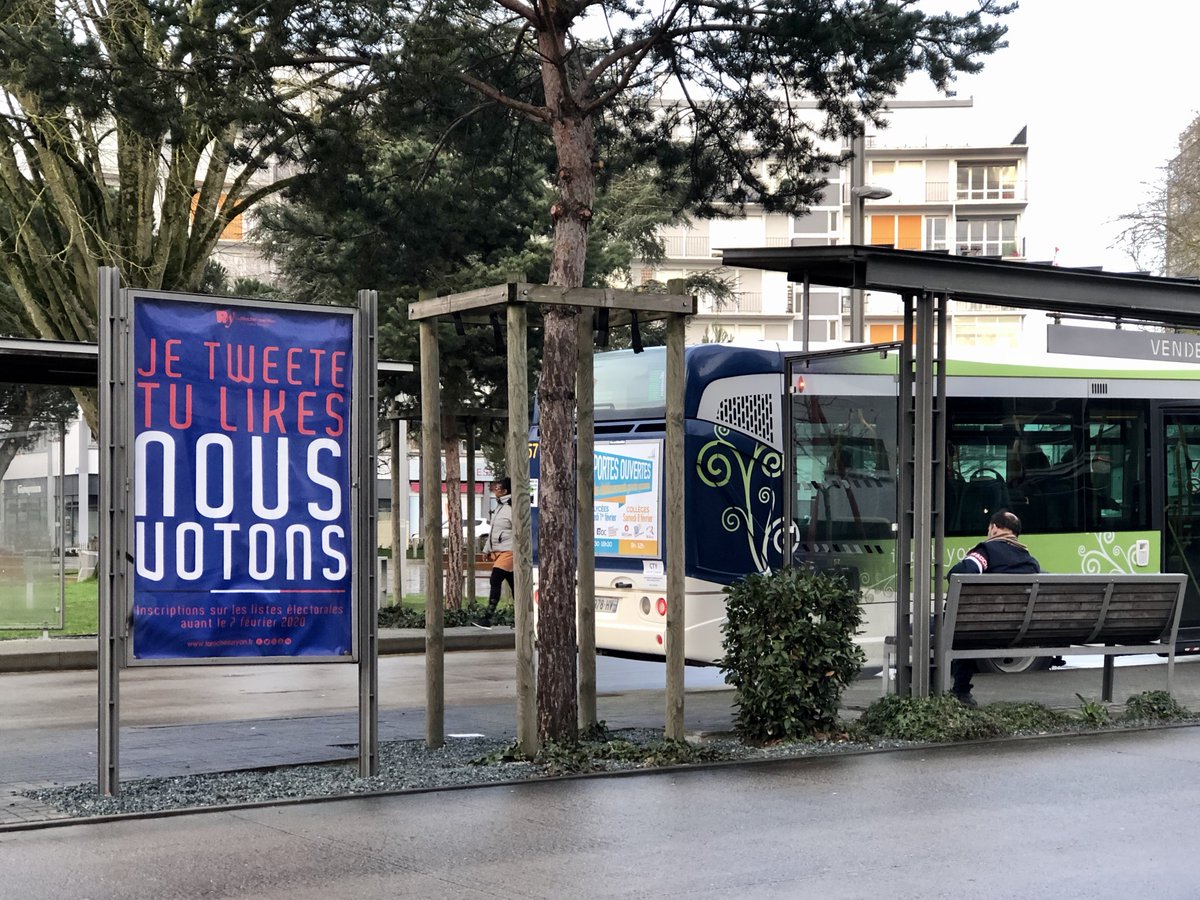 larochesuryonfr's tweet photo. 👉 Je tweete, tu 👍, nous 🗳️. 
Le rappel des inscriptions sur les listes #électorales s'affiche en ville de @larochesuryonfr. ⤵️ https://t.co/dRl0QVQ7oz
