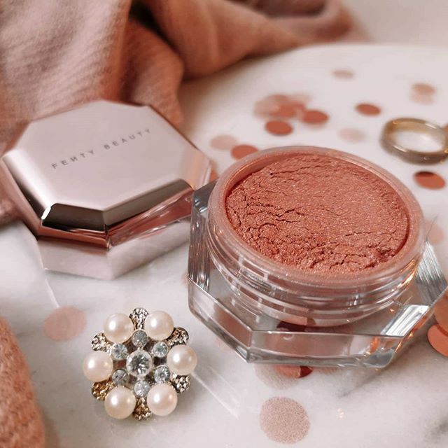 AnoushkaLoves's tweet photo. Rose on ice? Yes please.
@fentybeauty
#fentybeauty #Rihanna #highlighter #highlighteraddict #fenty #fentyjunkie #fentyobsessed #discoverunder10k #manchesterbloggers #theblogtribe #anoushkaloves #mcrbloggers #howyouglow #flashesofdelight #beautytalk #pl… https://t.co/fTuGP0i6HT https://t.co/lgw5uluhAD