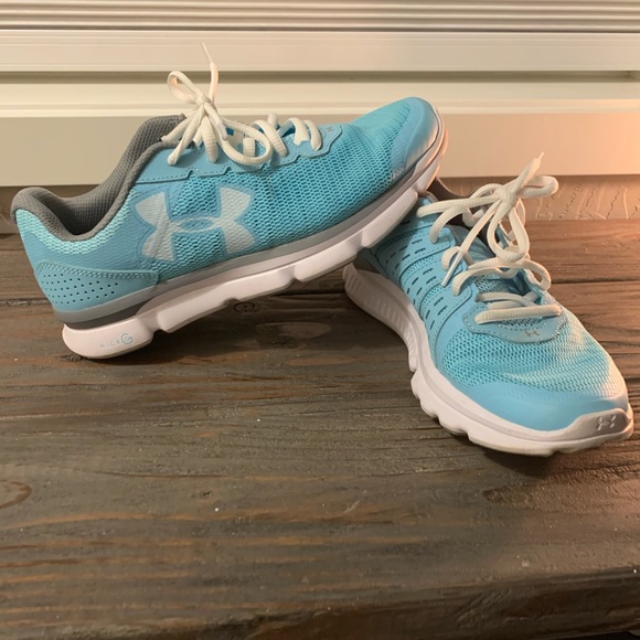 JackieDanger's tweet photo. So good I had to share! Check out all the items I'm loving on @Poshmarkapp #poshmark #fashion #style #shopmycloset #davidsbridal #wildfox #underarmour: https://t.co/eUyxXbYs6o https://t.co/xM8MBS0HfF