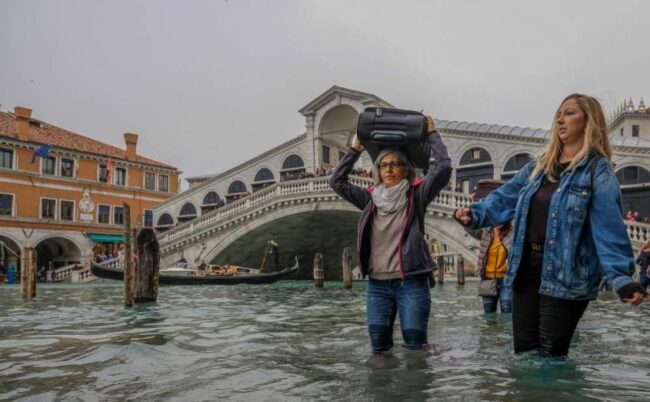 Consigli Regionali Leghisti votano a favore dei #diesel dopo un mese di #smog a #Milano e negano #climatechange prima essere invasi da acqua alta a #Venezia #tempismo #populismo #vergogna