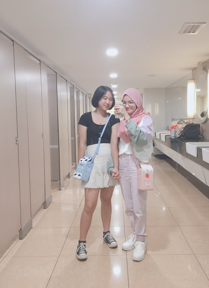 jkyustarlight's tweet photo. shes from Australia and im from Malaysia, we became friends through the internet, She came to malaysia to meet me &amp; I skipped school to see her! https://t.co/KXvBxadpjE