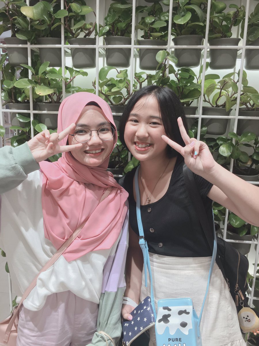 jkyustarlight's tweet photo. shes from Australia and im from Malaysia, we became friends through the internet, She came to malaysia to meet me &amp; I skipped school to see her! https://t.co/KXvBxadpjE