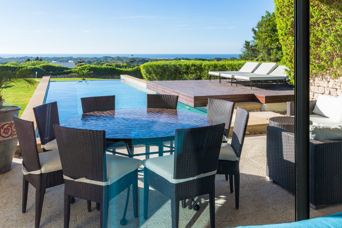 Upon request, a private chef can be arranged during your stay in our luxury villas 👨‍🍳🔥 Enjoy breakfast beside the pool each morning! 😍