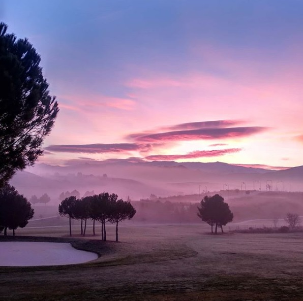 SCgolfGranada's tweet photo. Amanece en @santaclaragolfgranada y la amalgama de colores es sencillamente fascinante.
La previsión de hoy es sol y una temperatura espectacular.
¡Que no te lo cuenten!
#golf #golfday #golfround #dailygolf https://t.co/an2C4LiIvK