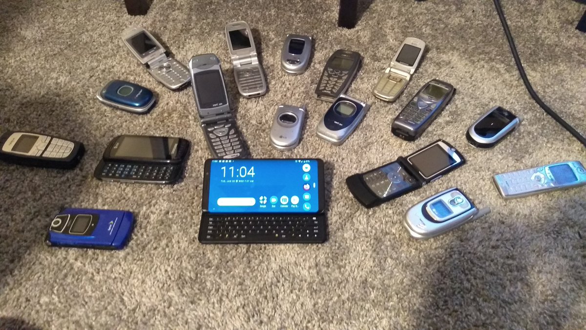 SilentDPro1992's tweet photo. Nothing wrong with having a classic feel, right @thefxtec ??? And, yes...these phones do work. #fxtec #pro1 #classic #sliderphone #Android #nostalgia https://t.co/vSRNJYGDFr