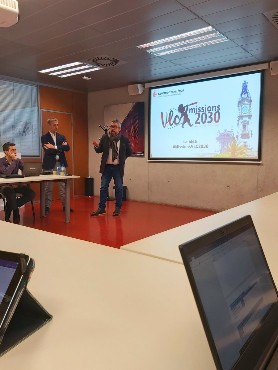 UpvInnovacion's tweet photo. Sesión #UPVInnovacion en #CiudadPolitecnicaInnovacion @UPV con la presentación #MissionVLC2030 de @FerminCerezo del @AjuntamentVLC y David Rosa de @LasNavesINN
Dinamizando nuevas políticas de innovación para mejorar la vida de las personas en #Valencia #CiudadSostenible https://t.co/1PEVNx9XbS