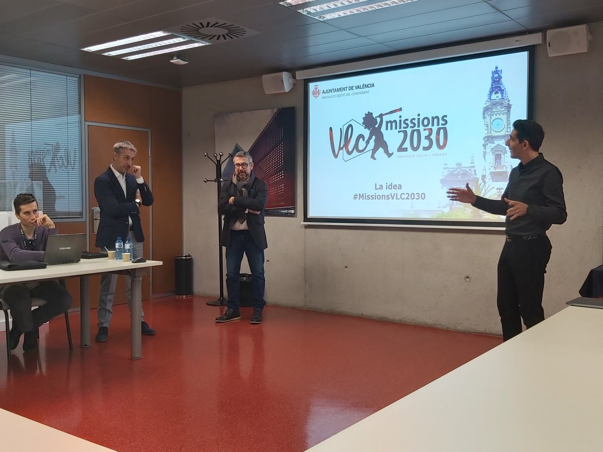 UpvInnovacion's tweet photo. Sesión #UPVInnovacion en #CiudadPolitecnicaInnovacion @UPV con la presentación #MissionVLC2030 de @FerminCerezo del @AjuntamentVLC y David Rosa de @LasNavesINN
Dinamizando nuevas políticas de innovación para mejorar la vida de las personas en #Valencia #CiudadSostenible https://t.co/1PEVNx9XbS