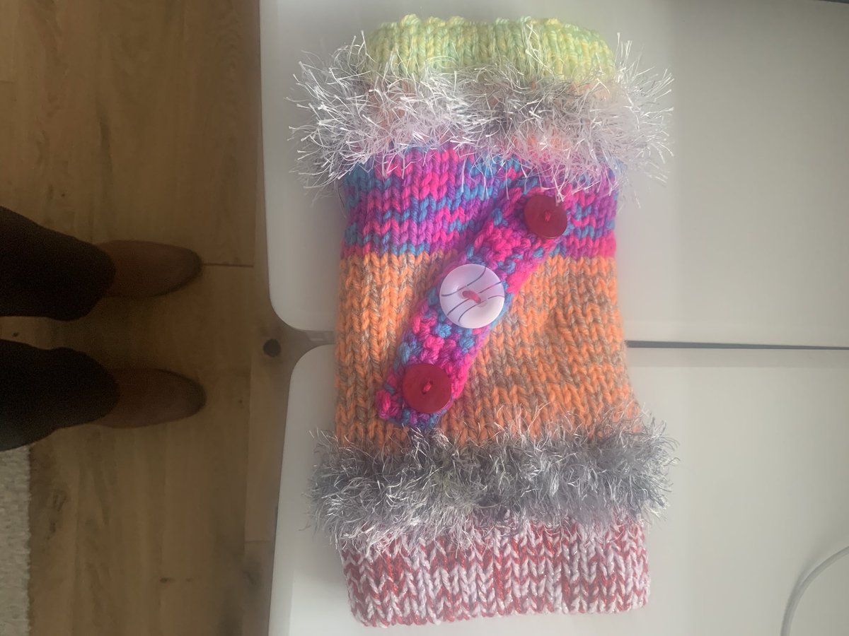 NiniansCrochet's tweet photo. These are twiddle muffs for people suffering from dementia. The outside  and inside of the muffs gives sensory stimulation for restless hands as well as keeping hands warm and snug. #twiddlemuffs @bbcburnsy @RadioHumberside https://t.co/hFUkuV0KdI