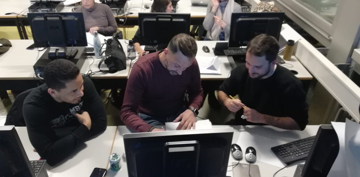 DigitoolsMilano's tweet photo. I ragazzi del corso di Assistente digital &amp; social media marketing by Società degli impiegati del commercio - Sezione Ticino in azione, sotto la sapiente guida di Luigi Tripodi. Avanti tutta con la #formazione continua! #lugano #ticino #SIC #DigitalMarketing https://t.co/Kcgg1YEcsv