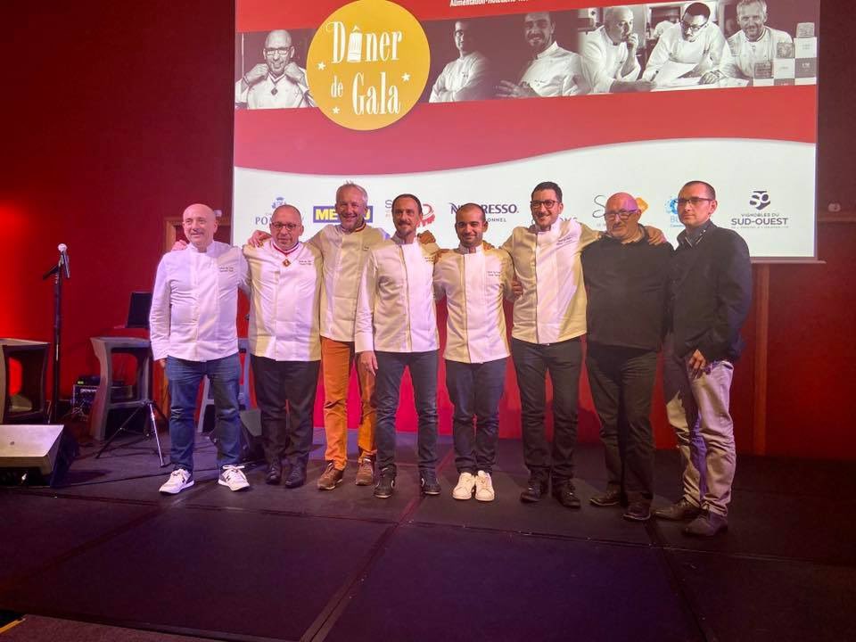 🌟[DÎNER DE GALA]🌟

Une véritable constellation d’étoiles vient magnifier un des points d’orgue de cette édition 2020!

Merci à Oscar Garcia, Lionel Giraud, Bernard Bach &amp; William Candelon, François Bourgon d’être venus épauler le parrain Franck Putelat pour ce Dîner des Chefs🏅